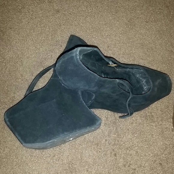 SHOES - Picture 3 of 3