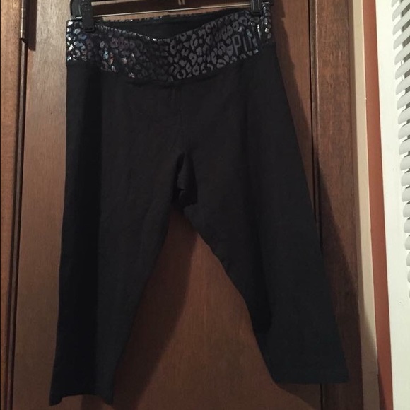 VS Pink Yoga Capris