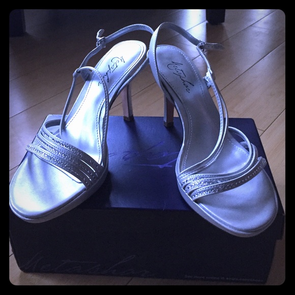Silver heels! Never been worn! Size 9 - Picture 1 of 4