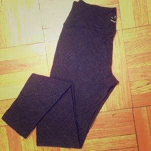Beyond Yoga quilted waffle print black leggings
