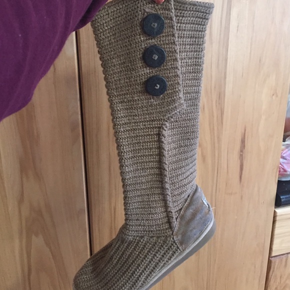 Tan cardi Uggs