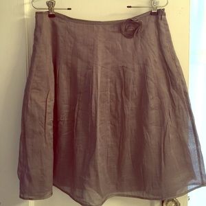 Gray skirt with detail pin