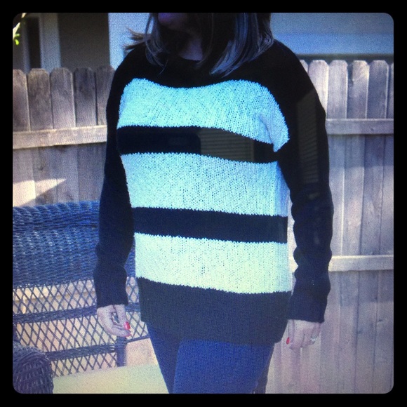 Black and white sweater - Picture 1 of 1
