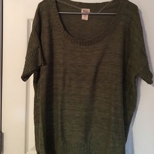 Green scoop neck short sleeve sweater