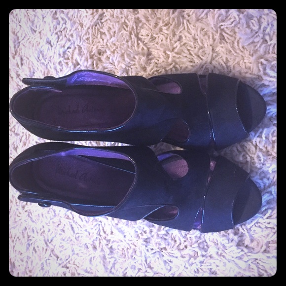 Black Pumps