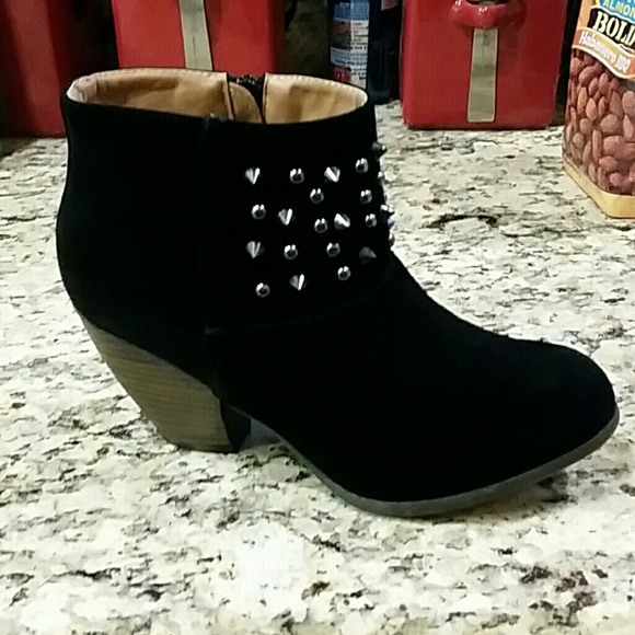 Black studded suede-like ankle boots 7.5