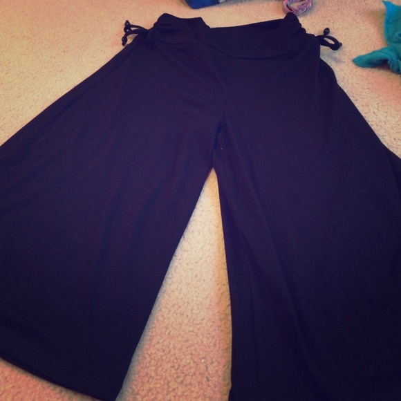 Loose almost like legging type capris🌚