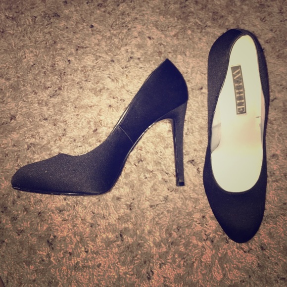 Vera Wang White satin pumps