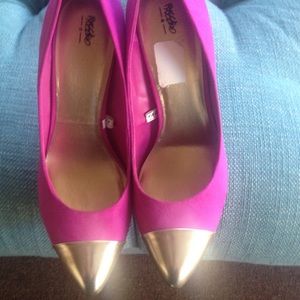 Pointed Pumps