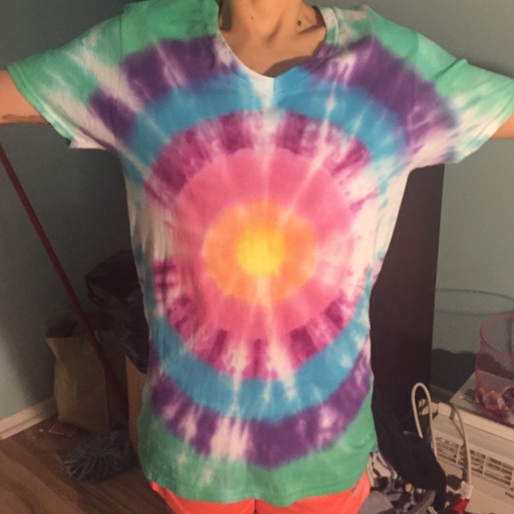 S Tie-Dye V-neck - Picture 2 of 3