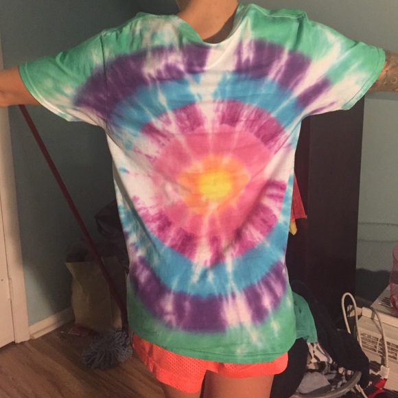 S Tie-Dye V-neck - Picture 3 of 3
