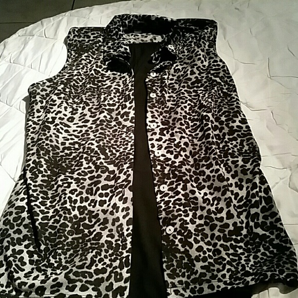 Snow leopard button down tank top never worn.