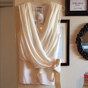 V neck sleeveless blouse