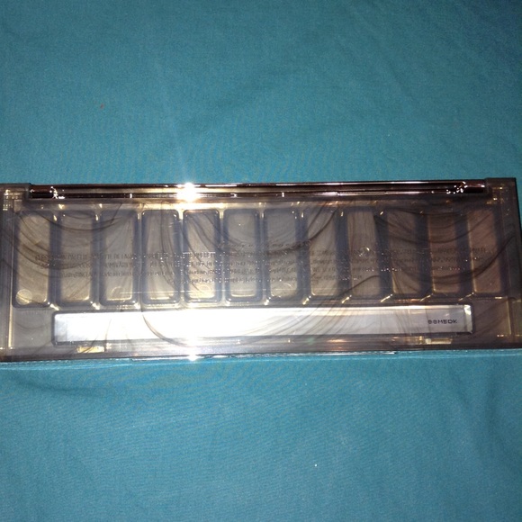 back of urban decay smoky palette & brush