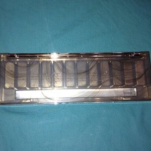 back of urban decay smoky palette & brush
