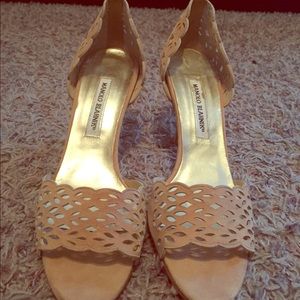 Manolo Blahnik nude suede Pumps