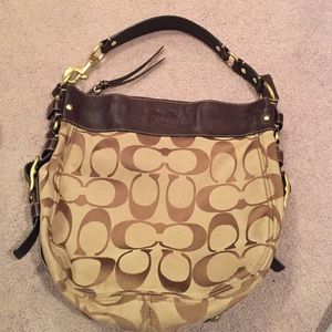 Women's coach hobo shaped shoulder bag.