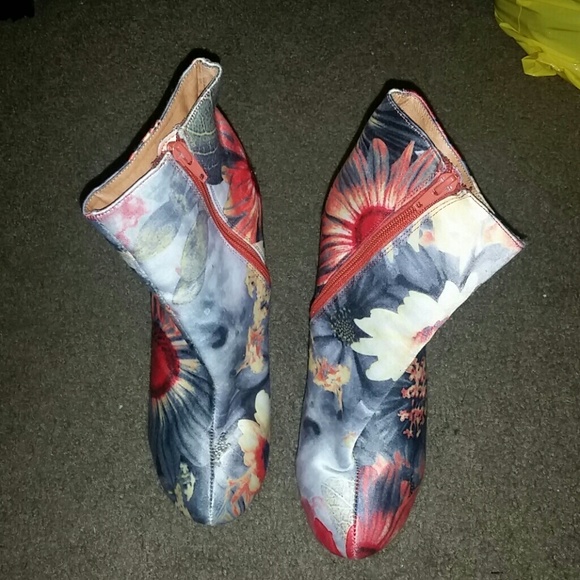 Shoes - Picture 2 of 3