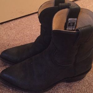 Adorable Frye booties!