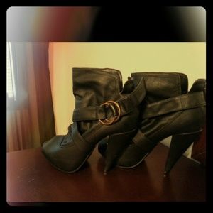 Black booties, peep tow