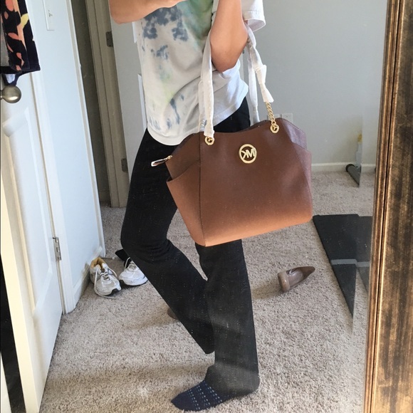 Large shoulder chain leather tote - Picture 4 of 4