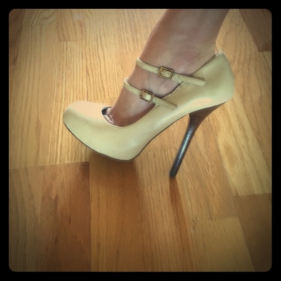 Bebe pumps