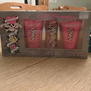 NEVER BEEN OPENED ED HARDY PERFUME SET.