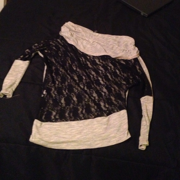 Off the shoulder - Picture 4 of 4