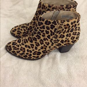 vionic leopard booties