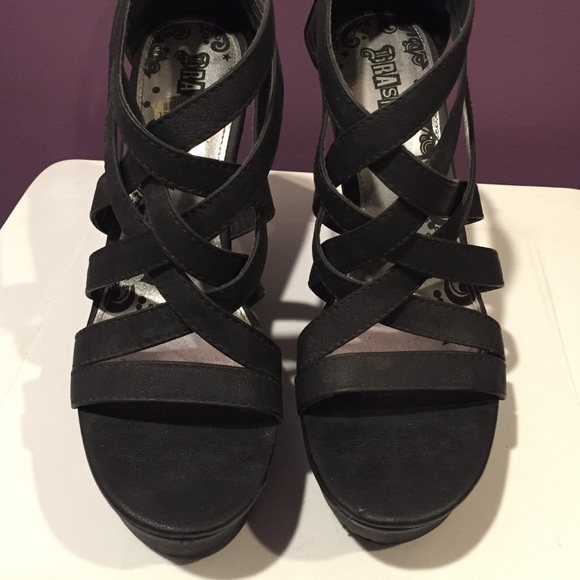 Black wedges