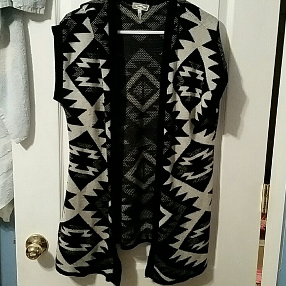 Black and white print top - Picture 2 of 4