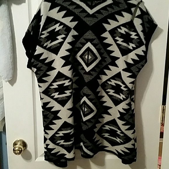 Black and white print top - Picture 3 of 4
