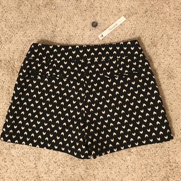 NWT Short w Arrow Design - Picture 2 of 3