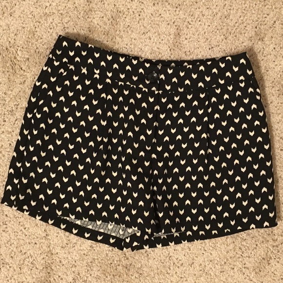 NWT Short w Arrow Design - Picture 3 of 3