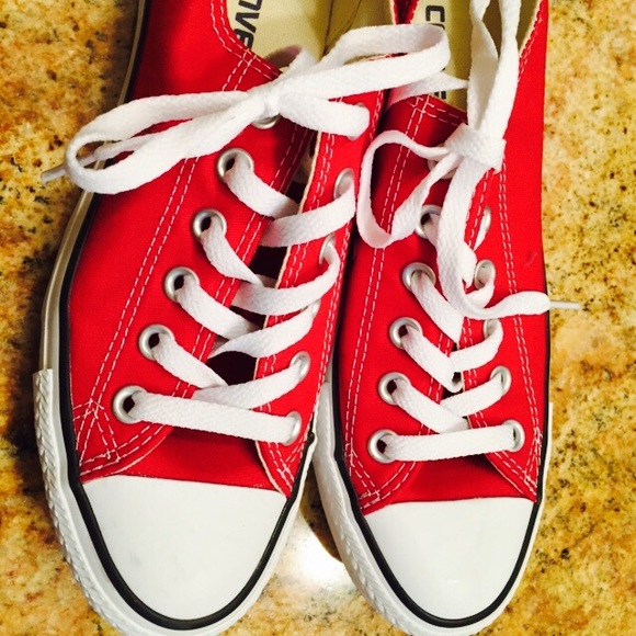Red converse! Practically brand new! Worn once ❤️
