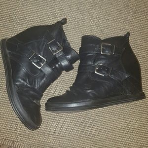 Ankle wedged boots