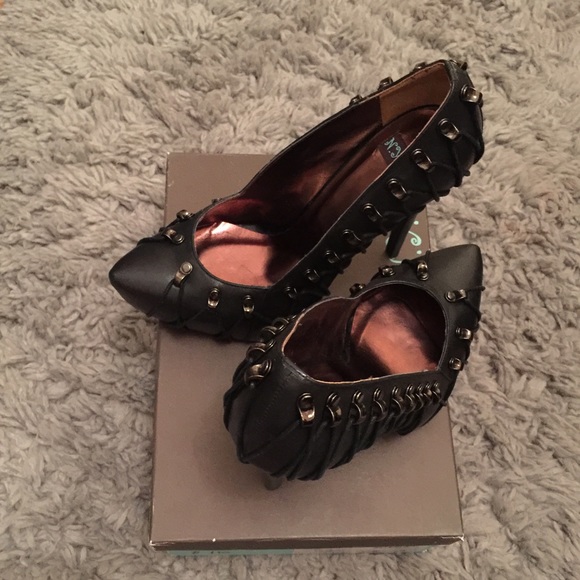 S A L E ‼️ N Y L A heels; Size 9 🎉