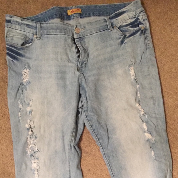 Plus acid wash boyfriend jeans. Sz 24🎀
