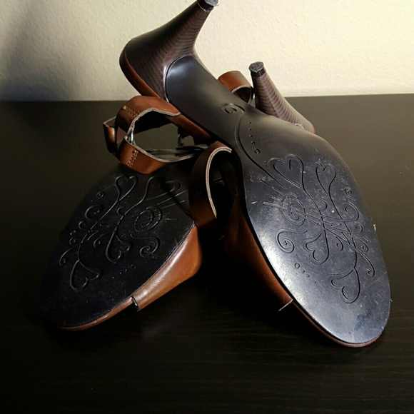 Etienne Aigner T Strap Sandals - Picture 4 of 4