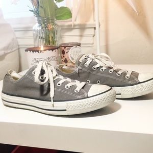 Lowtop Converse Sneakers in grey!