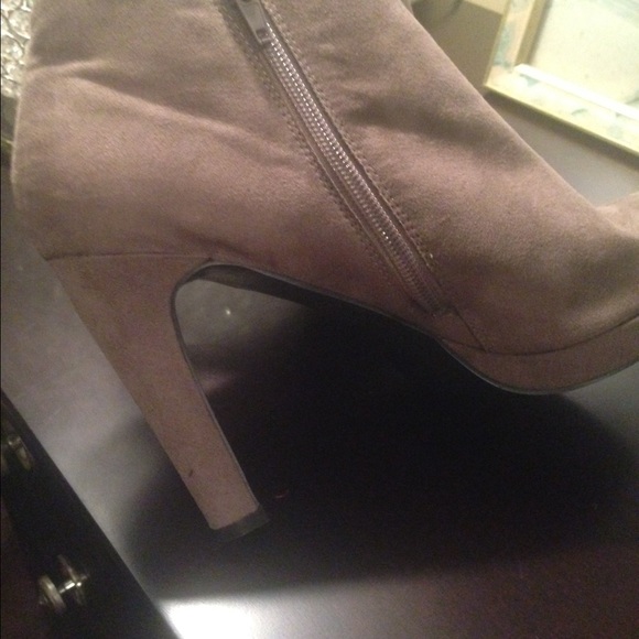 Boots - Picture 3 of 4