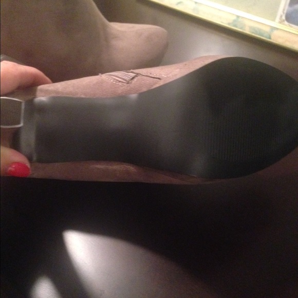 Boots - Picture 4 of 4