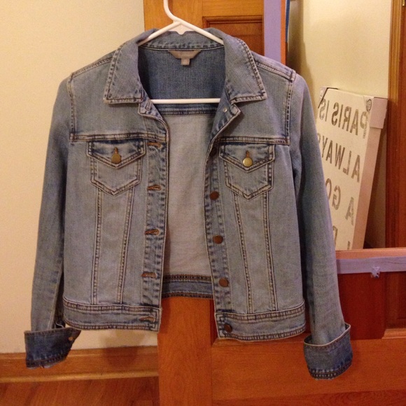 Super cute denim jacket. Great condition!