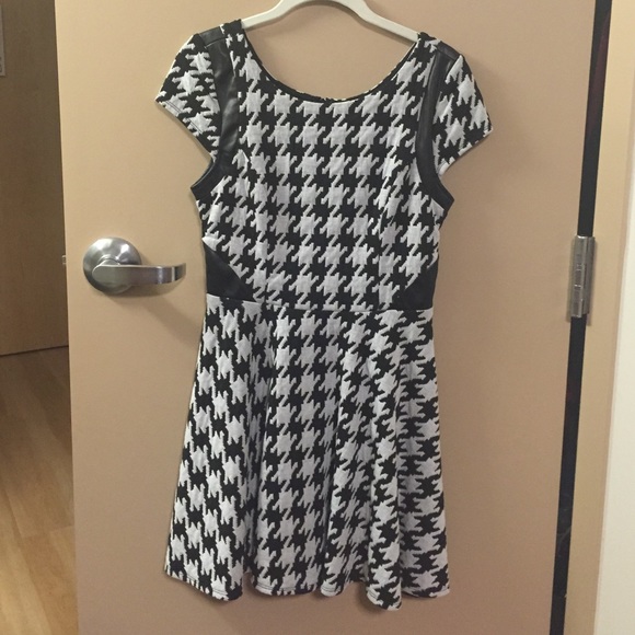 Black and white dress with leather details - Picture 1 of 1