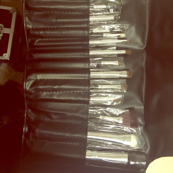 MARIANNA 13 piece brush set