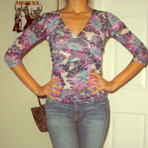 ELLE floral vneck top size small