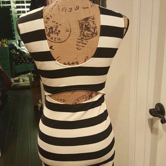 Donated 🚫 Black & white striped dress - Picture 3 of 4