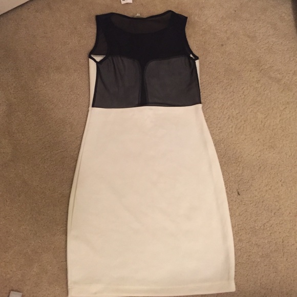 White and black dress - Picture 3 of 4