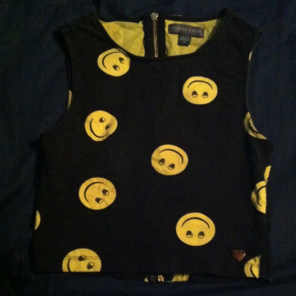 KENDALL & KYLIE SKULL SMILEY CROP TOP