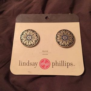 Lindsay Phillips snaps for shoes !